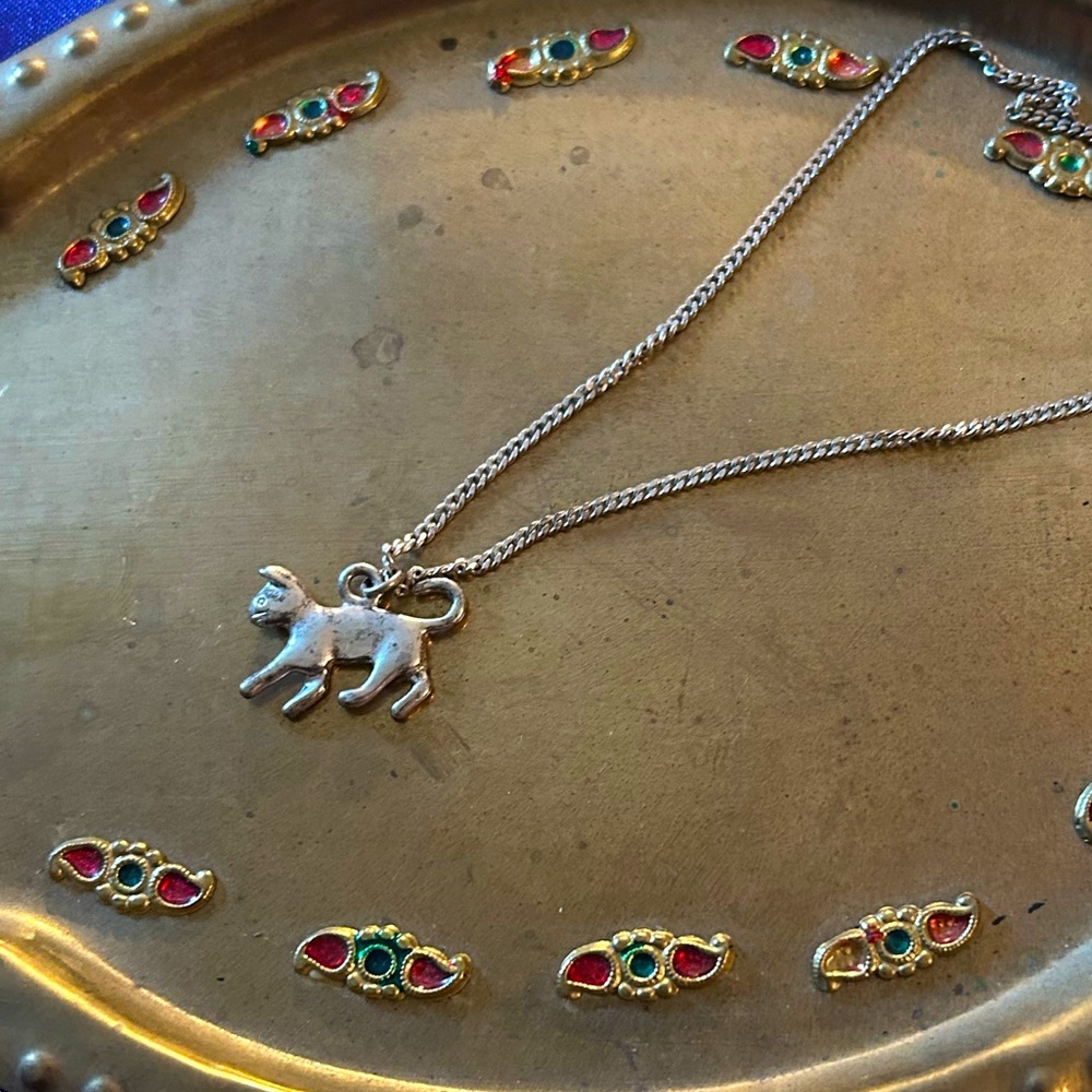 Pre-loved Silver Tone Cute Kitty pendant. Unbranded.